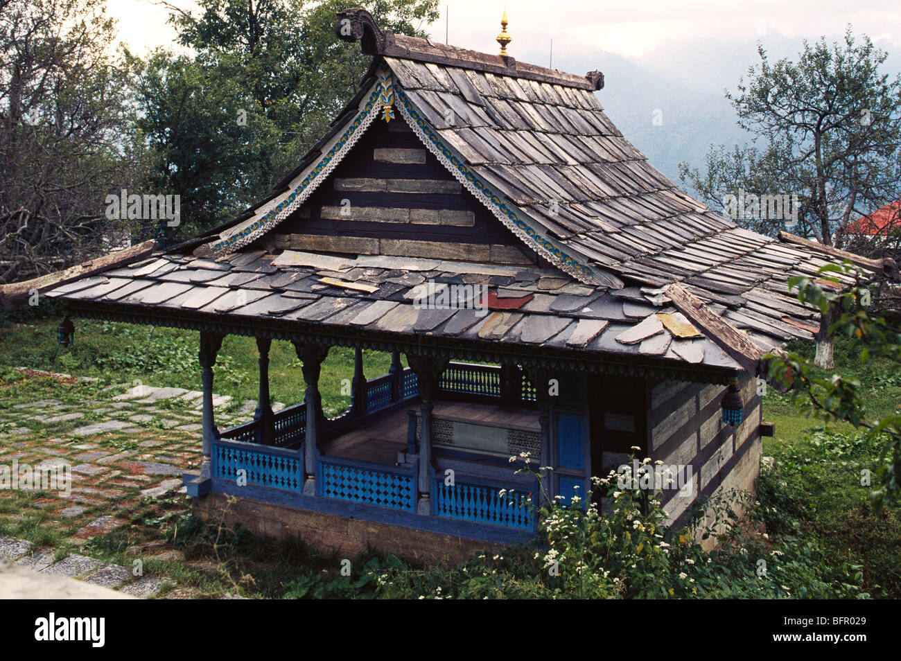 66977 AAD : ancienne toiture en ardoise ; Sarhan Himachal Pradesh ; Inde ; Banque D'Images