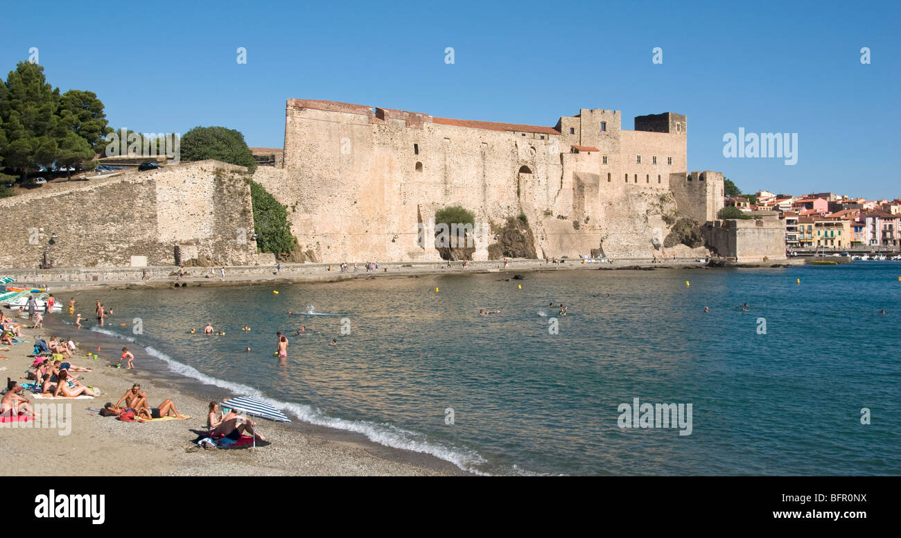 Collioure Chateau Royale et Plage de port port d Avall Banque D'Images