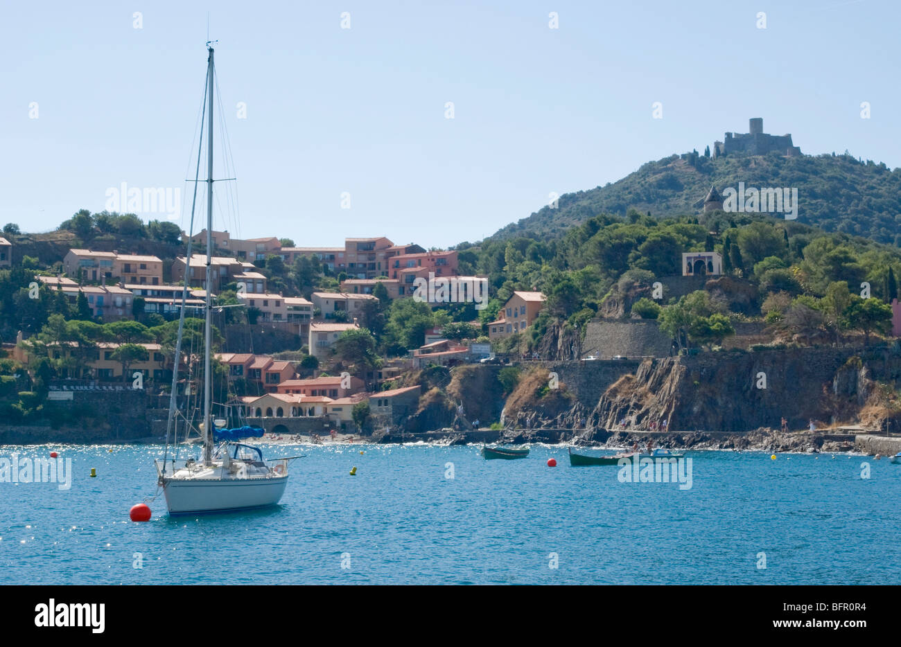 Plage de Collioure Boutigue. Fort St Elme tout au fond. Banque D'Images