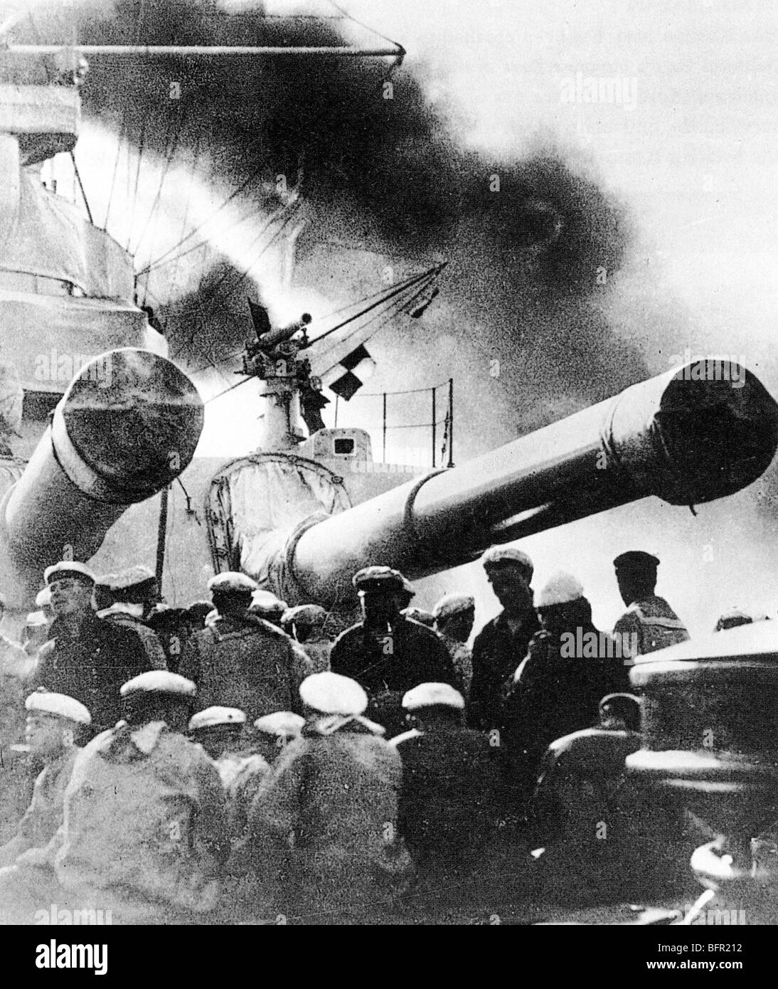 Mutinerie de Potemkine - Des marins russes sur le pont du navire pendant la révolte de 1905 Banque D'Images