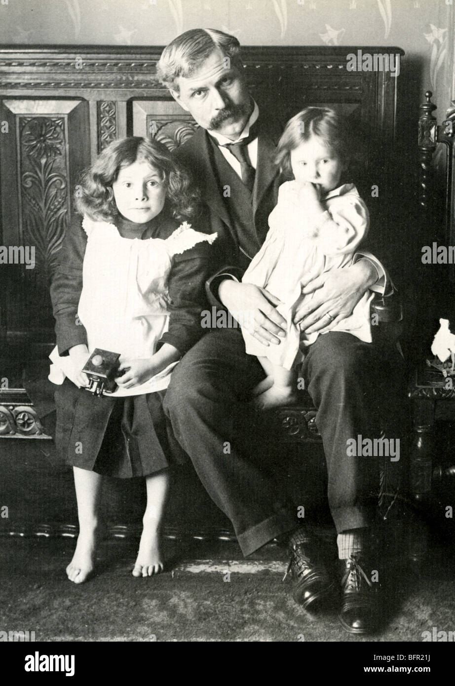 RAMSAY MacDONALD - politicien travailliste écossais (1866-1937) avec deux de ses filles en 1910 Banque D'Images