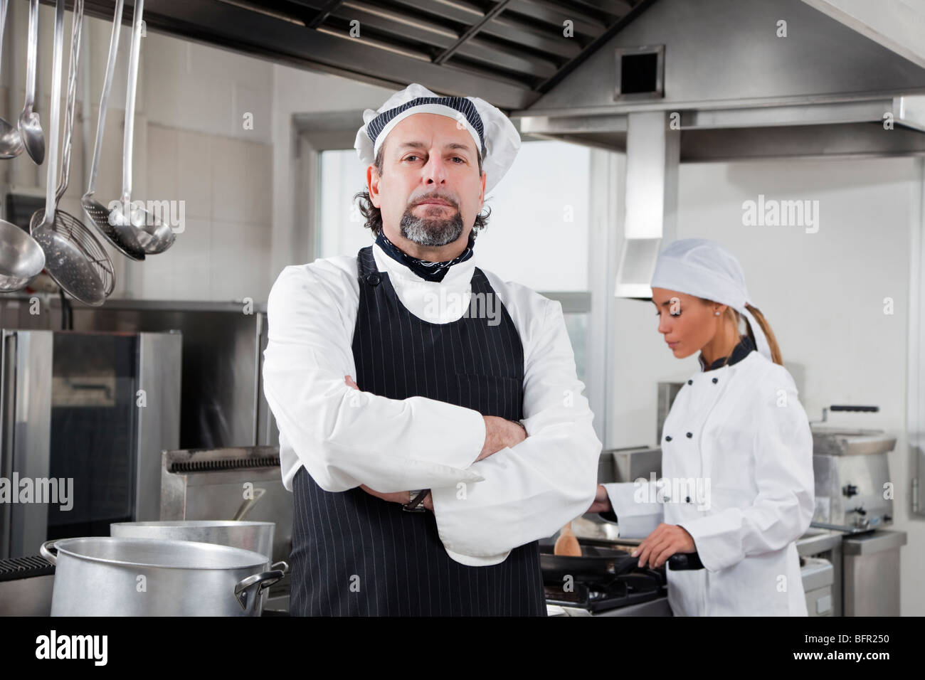 Portrait of smiling chef looking at camera in kitchen Banque D'Images