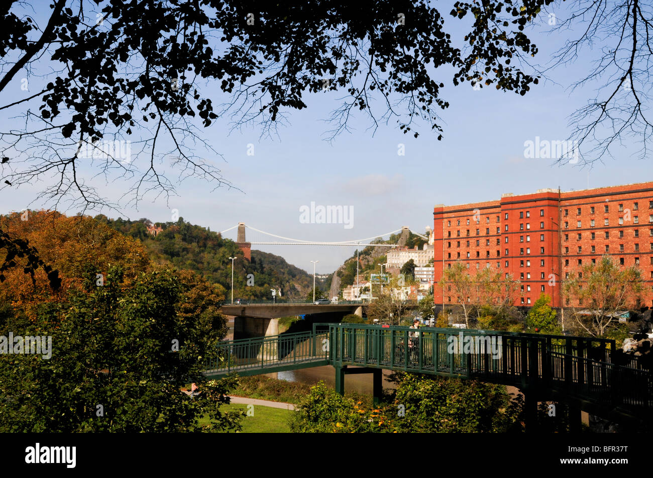 Pont suspendu de Bristol et l'Usine/Entrepôt de tabac prise à l'automne Banque D'Images
