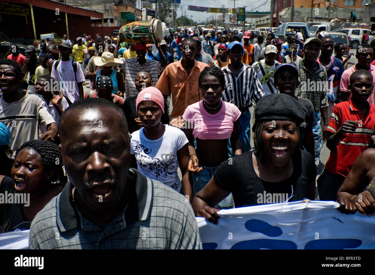 Des gens crier et protester contre le gouvernement sur une nature sauvage et violente émeute dans le centre de Port-au-Prince, Haïti. Banque D'Images Des gens crier et protester contre le gouvernement sur une nature sauvage et violente émeute dans le centre de Port-au-Prince, Haïti. Banque D'Images