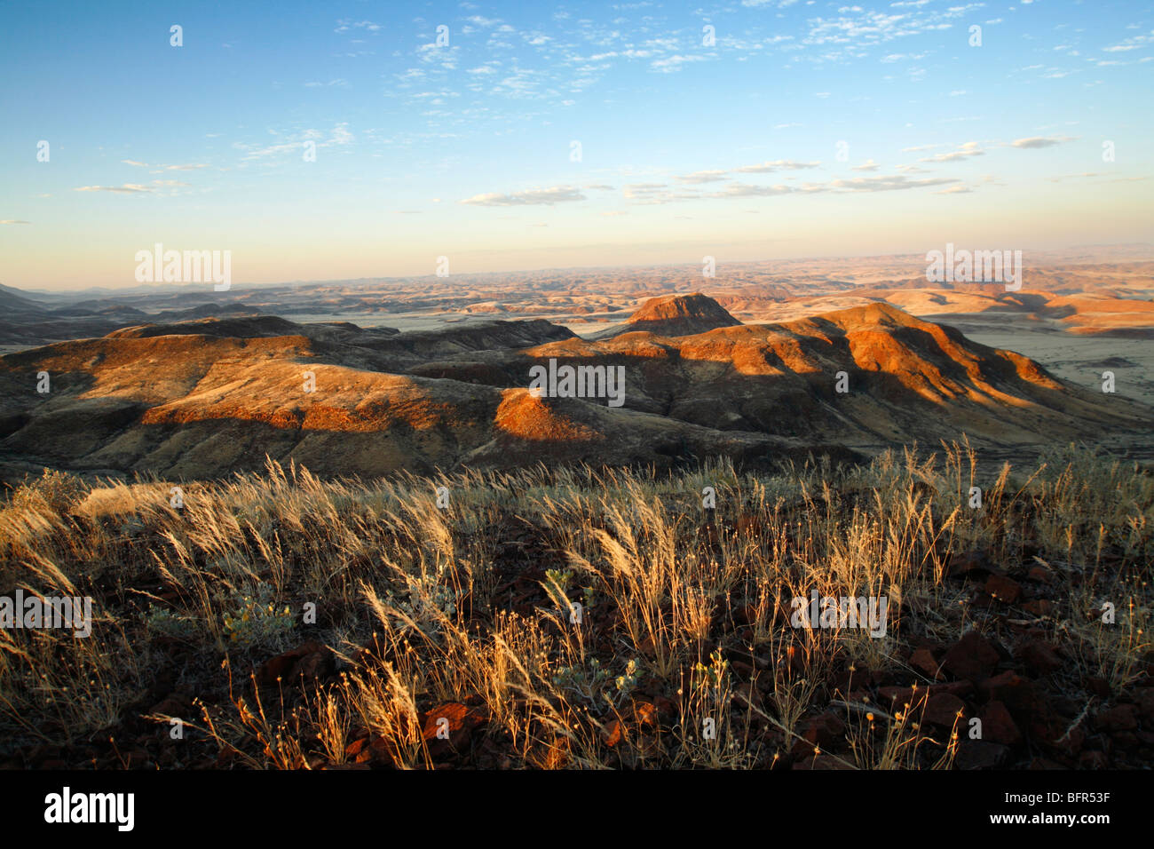Le Damaraland paysage avec de l'herbe sèche au premier plan Banque D'Images
