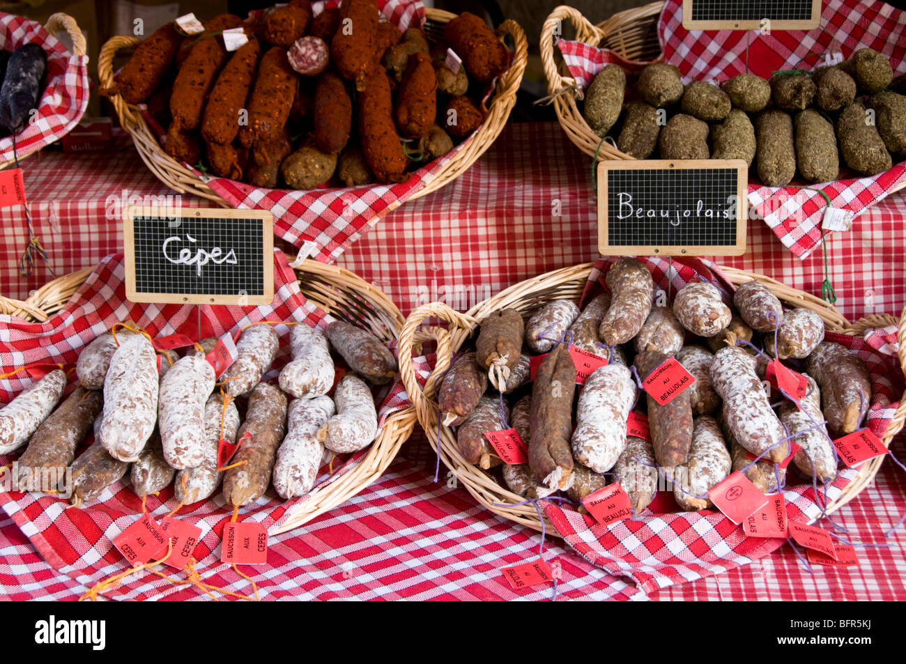 Saucisses sèches, Morning Market Stall à Annecy, Haute Savoie, France Banque D'Images