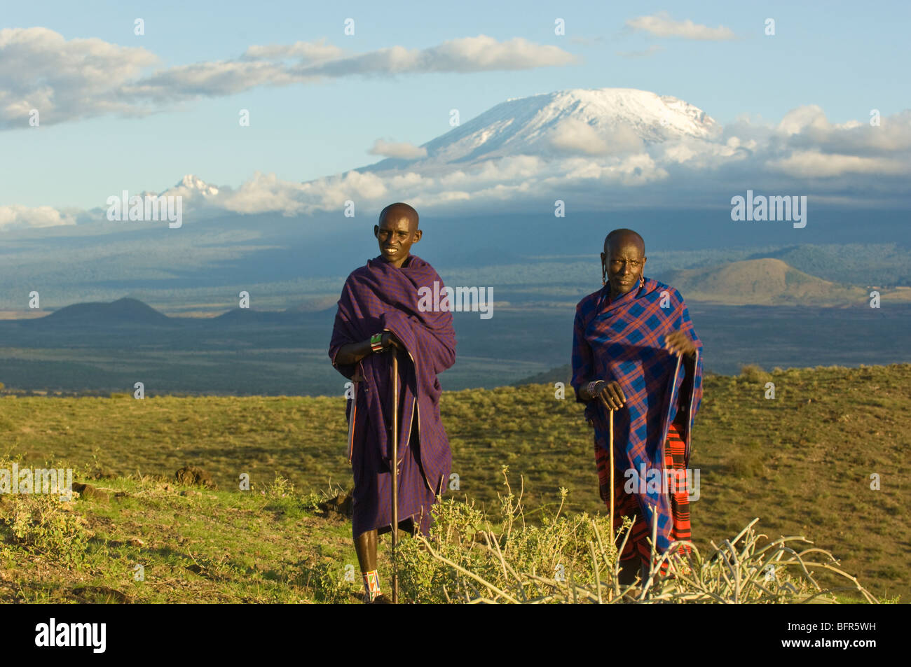 Les hommes masaï avec le Kilimandjaro en arrière-plan Banque D'Images