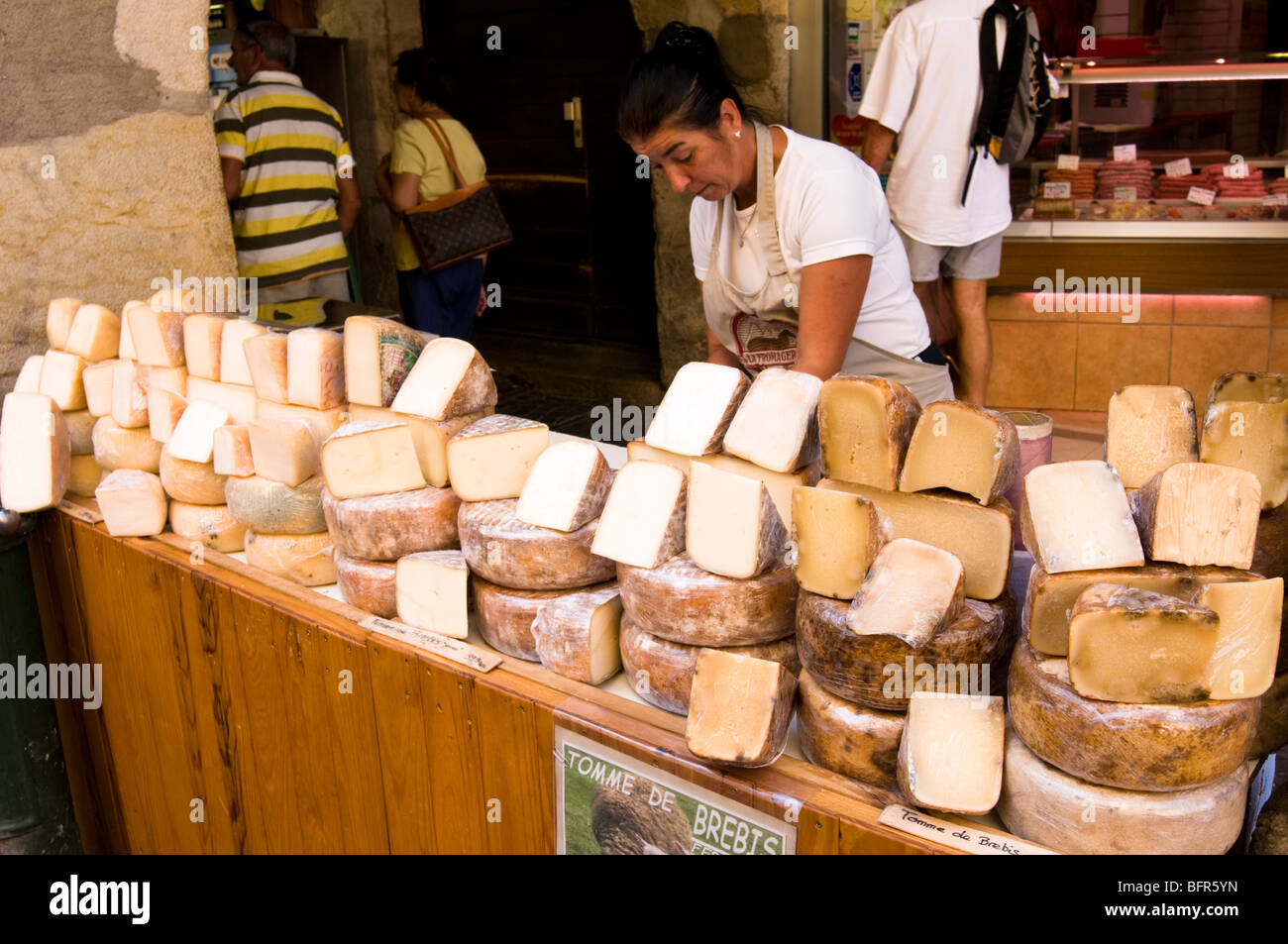 Fromage (tomme de brebis) vendeur, marché du matin à Annecy, Haute Savoie, Rhone Alpes, France Banque D'Images