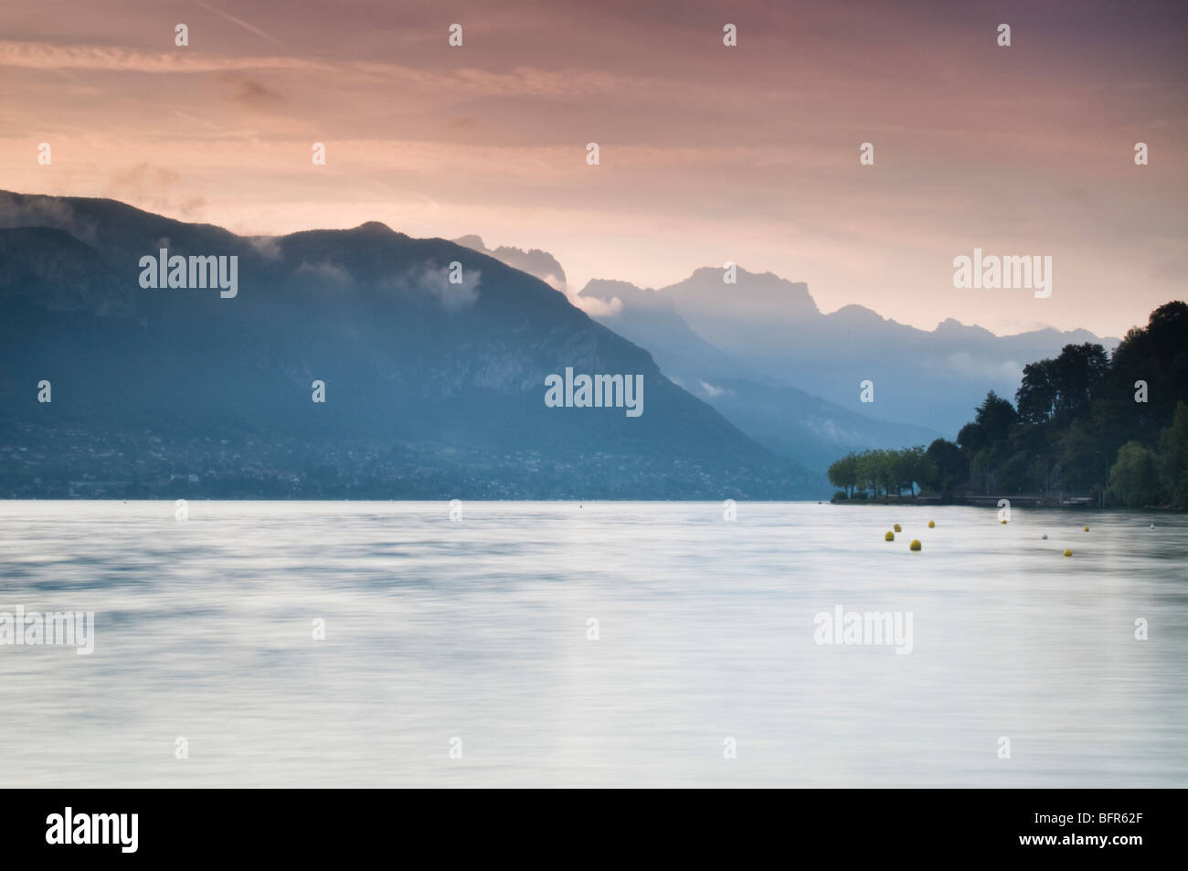Matin calme au lac d'Annecy, Annecy, Haute Savoie, France Banque D'Images