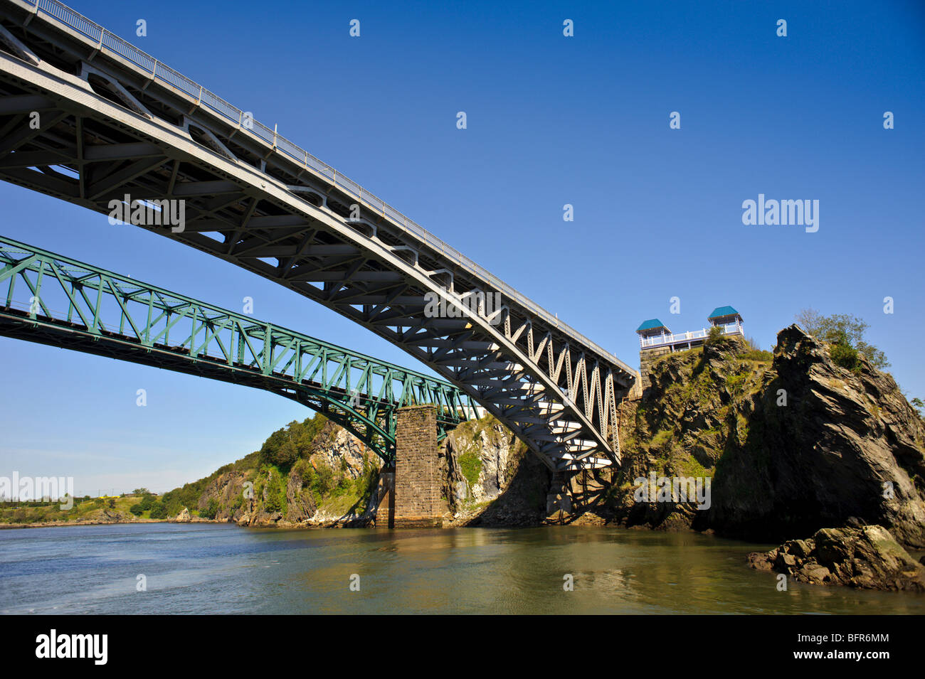 Pont en arc en acier plus de Reversing Falls sur la rivière Saint-Jean à Saint John New Brunswick- rock le droit faisait autrefois partie de l'Afrique Banque D'Images