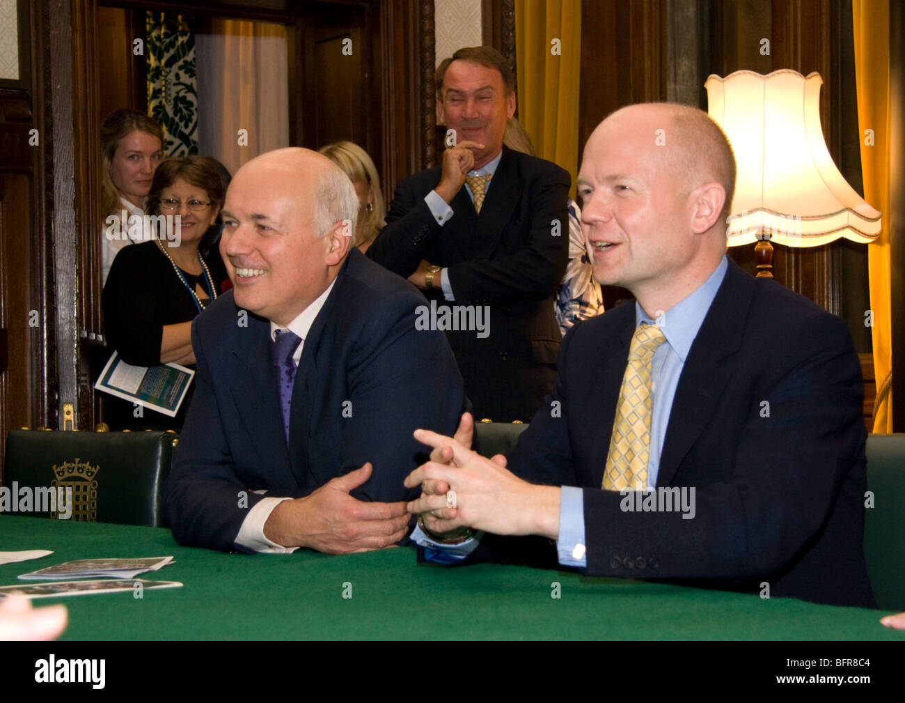 Ian Duncan Smith et William Hague au cours de la visite de Lady Thatcher devant le Parlement en octobre 2007 Banque D'Images
