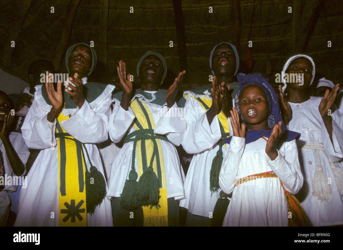 Le chœur de l'église de guérison du Botswana applaudissant et chantant Banque D'Images