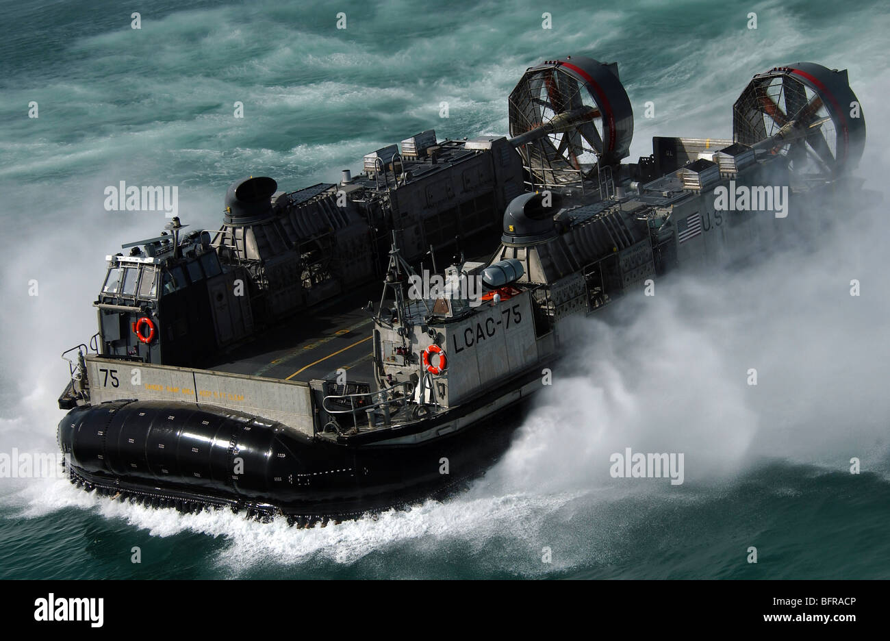 Un débarquement de la Marine américaine d'un coussin d'air en direction du Koweït Base navale. Banque D'Images