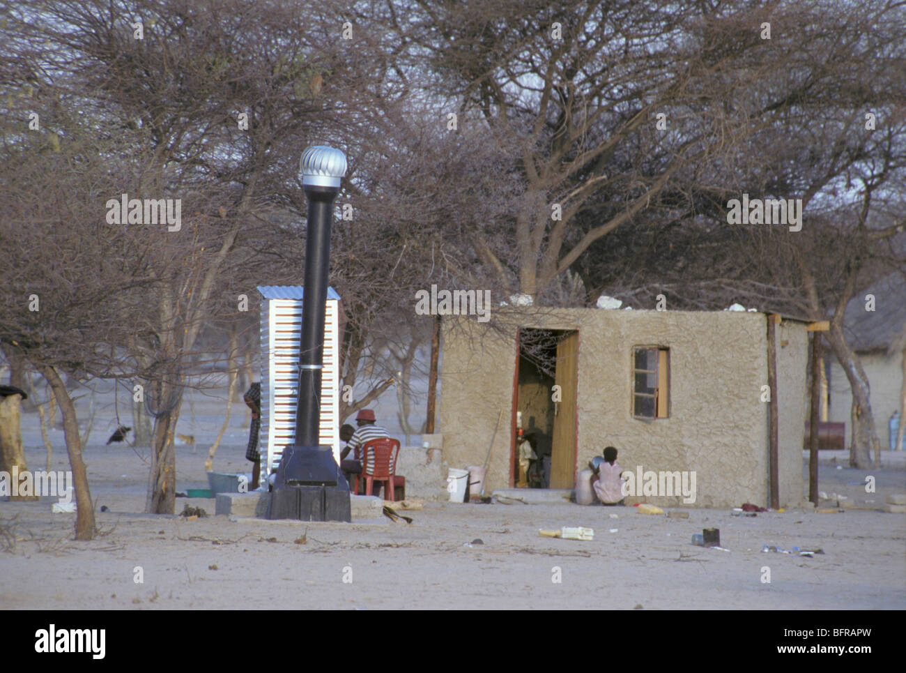 Une scène de village illustrant les signes des récents projets de mise à niveau de développement rural Banque D'Images
