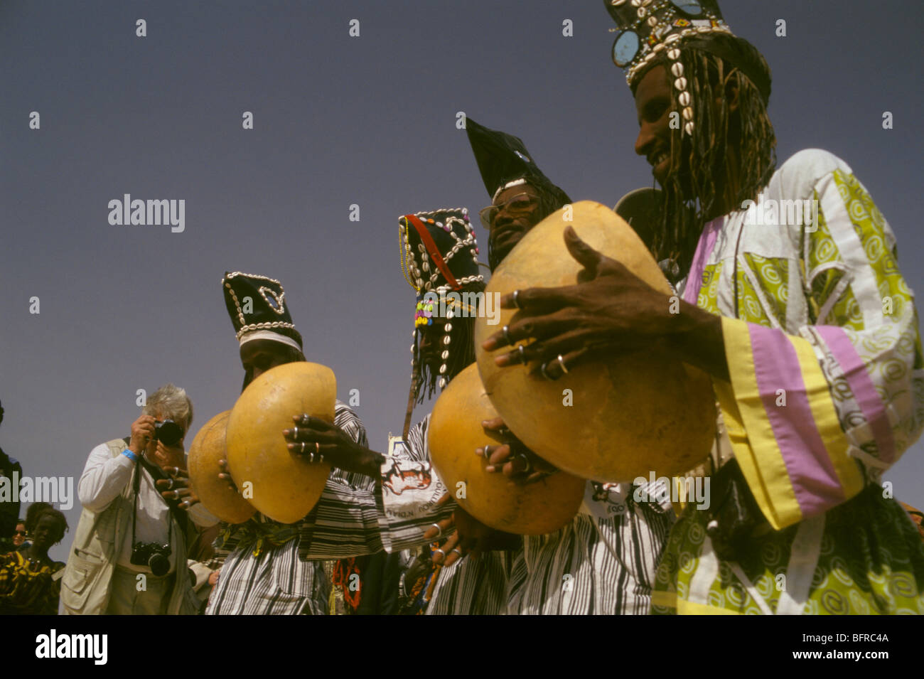 Tribus peuls la lecture d'une forme traditionnelle de drum fabriqués à partir de coquilles de citrouille séchées au Festival du désert. Banque D'Images
