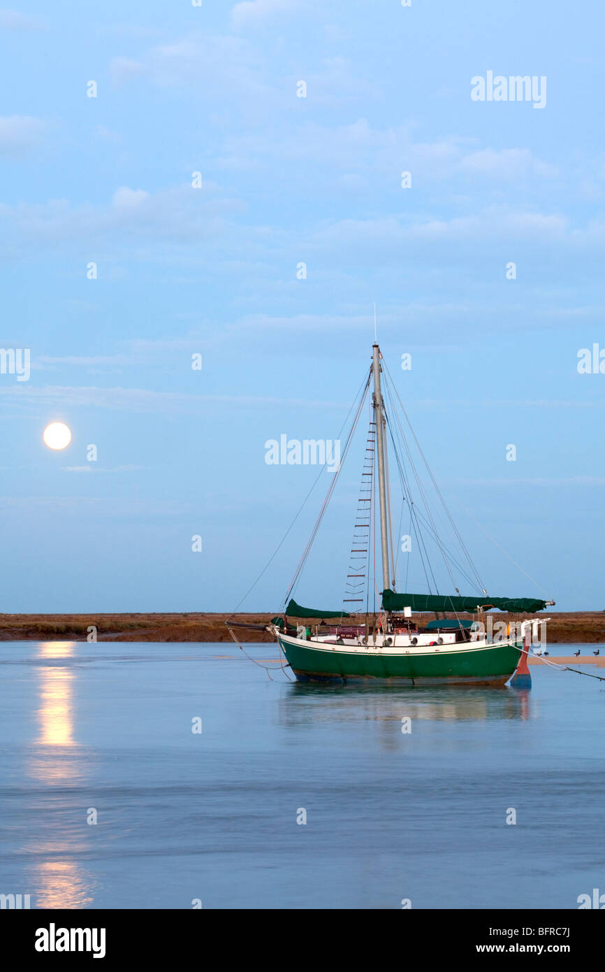 Bateau à voile au clair de lune dans le quai au cours des puits de la mer sur la côte nord du comté de Norfolk. Banque D'Images