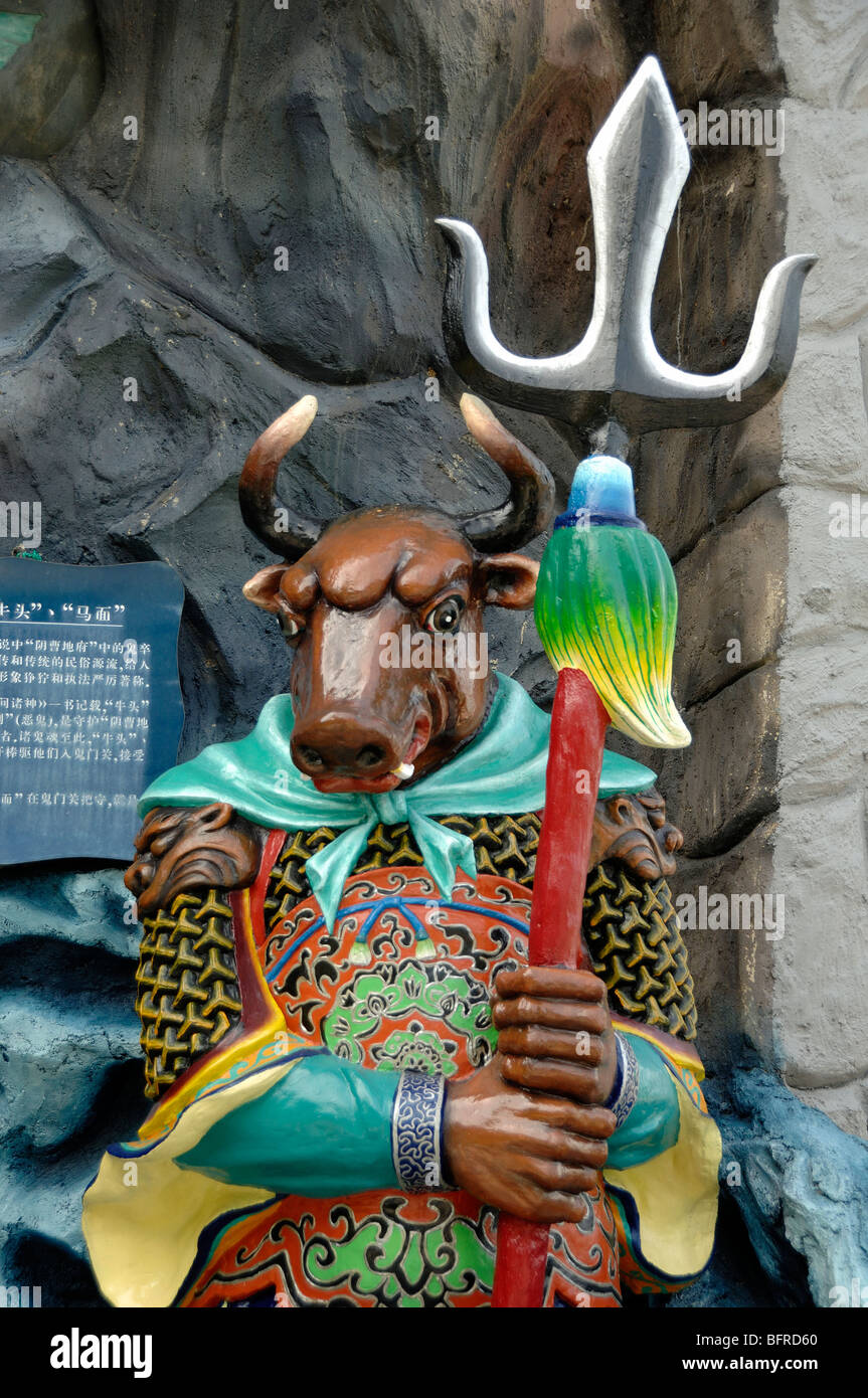 Statue de Ox-Head avec Trident, Guardian of Hell, Ten courts of Hell, Tiger Balm Garden ou Tiger Balm Gardens Theme Park, Singapour Banque D'Images