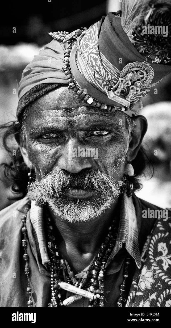 L'homme religieux mendiant indien. L'Andhra Pradesh, Inde. Le noir et blanc Banque D'Images