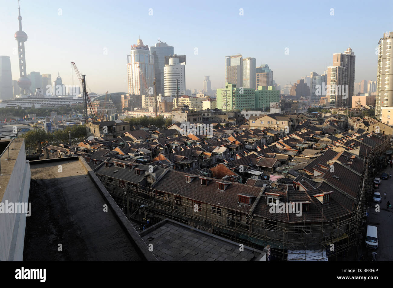 Vieilles maisons traditionnelles dans le district de Zhabei de Shanghai sera bientôt démoli pour le développement de la propriété.21-Oct-2009 Banque D'Images