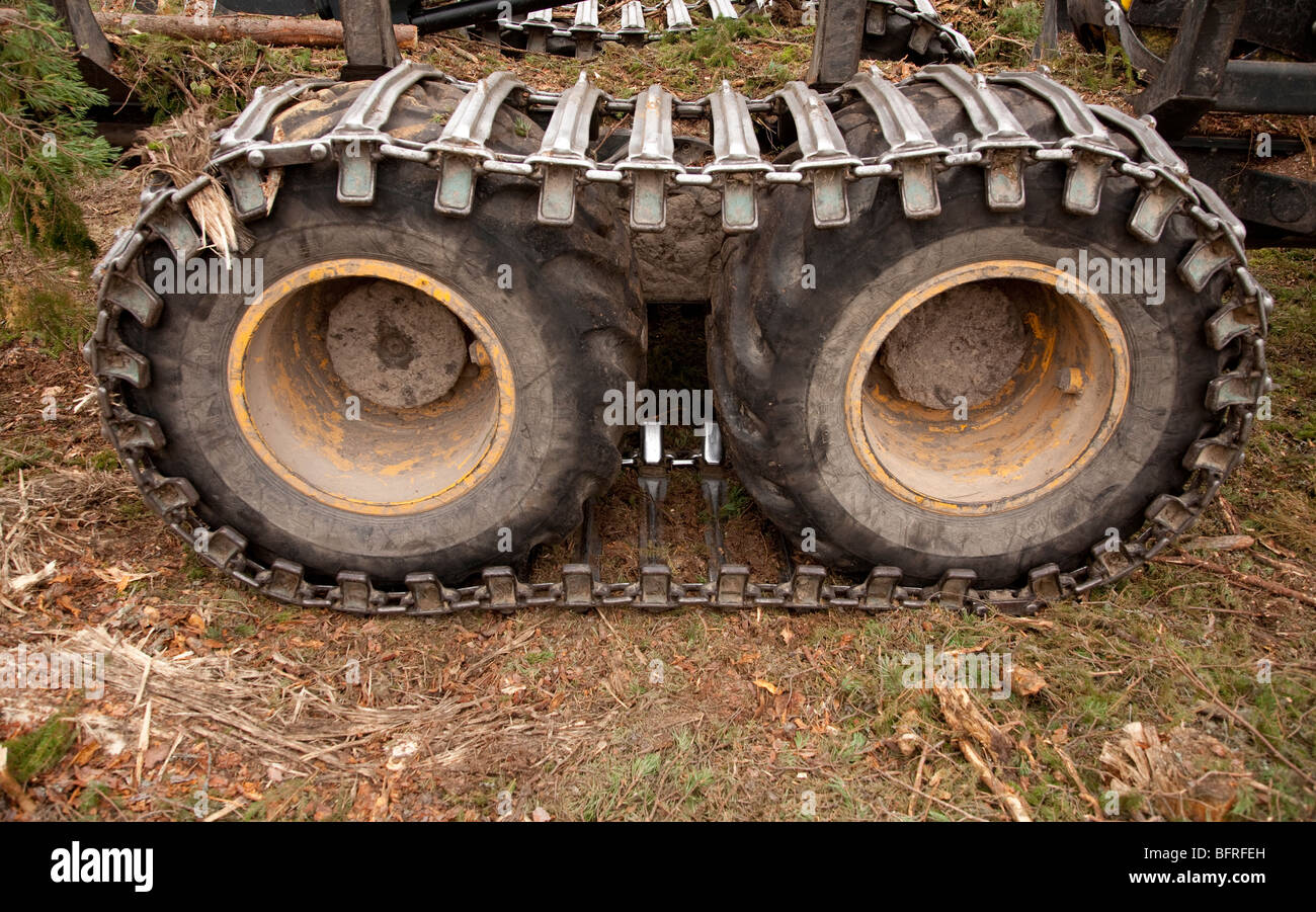 Le Ponsse Elk forest harvester les traces de pneus , Finlande Banque D'Images