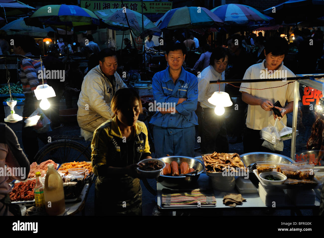 Les gens qui achètent des aliments préparés à Shanghai, Chine.12-Oct-2009 Banque D'Images