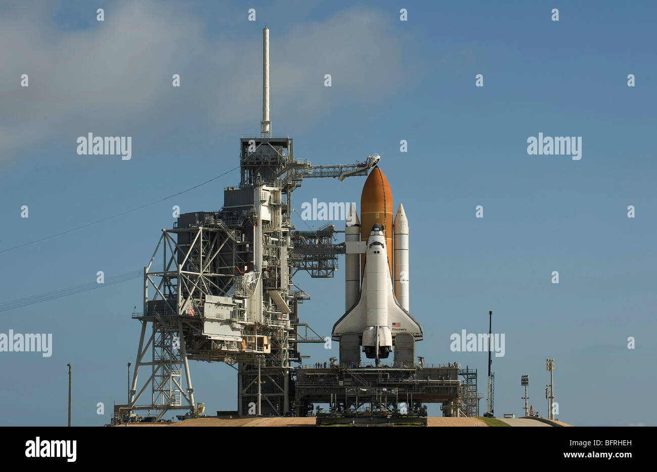 La navette spatiale Discovery est prêt sur l'aire de lancement au Centre spatial Kennedy. Banque D'Images