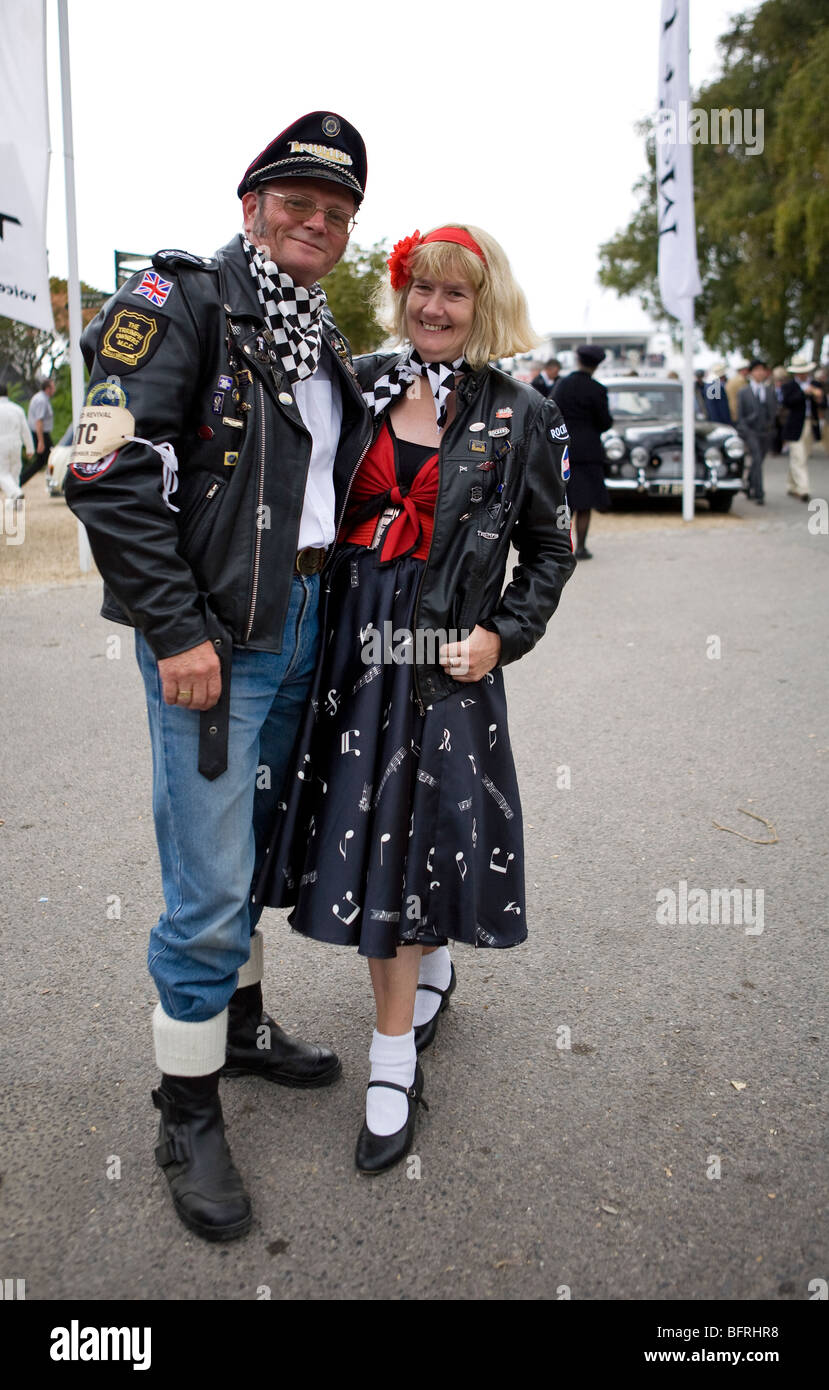 Couple dressed in biker style rockabilly et au Goodwood Revival, Chichester, West Sussex, UK Banque D'Images