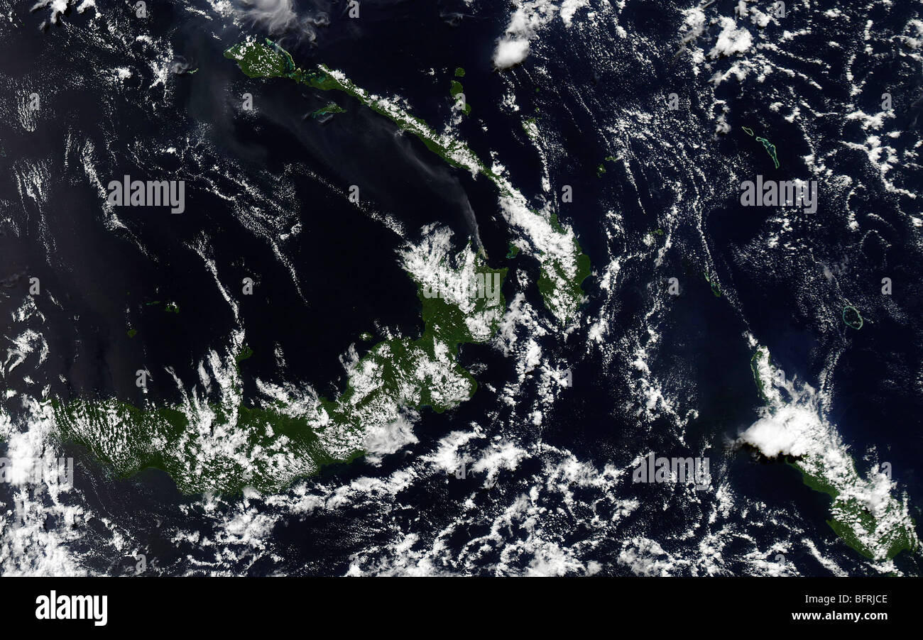 Un panache volcanique de la caldeira de Rabaul souffle le long de l'île de Nouvelle Irlande. Banque D'Images
