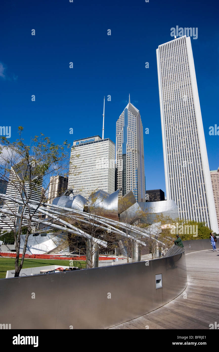 Pritzker Pavilion BP Bridge et le centre-ville de Chicago Banque D'Images