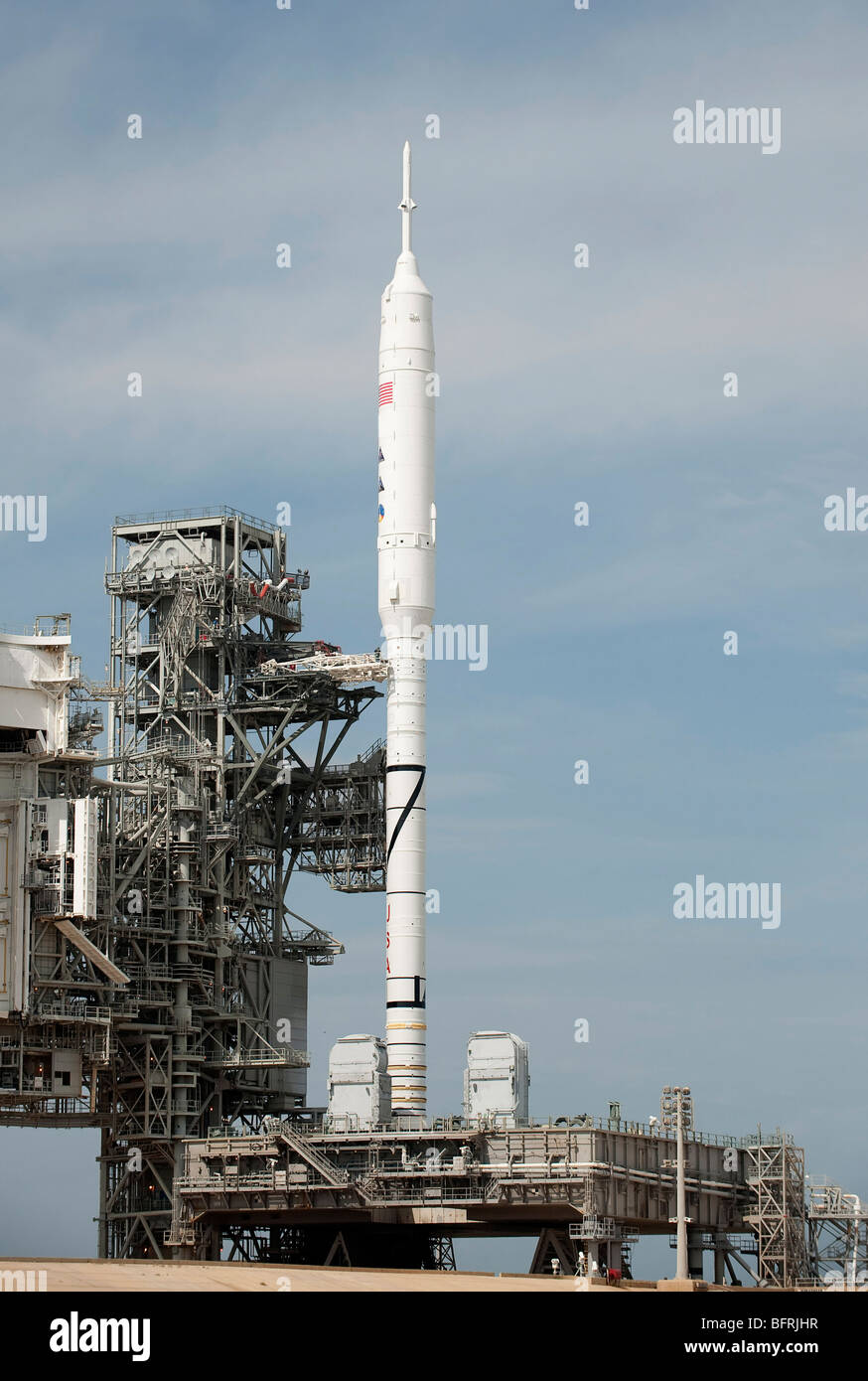 La fusée Ares I-X est visible sur l'aire de lancement au Centre spatial Kennedy. Banque D'Images