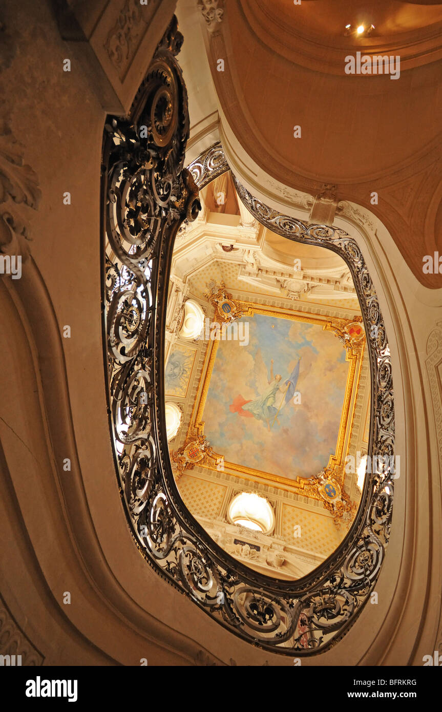 Vue grand angle du grand escalier en fer forgé et fresque au plafond dans le musee de Conde Chateau de Chantilly France Banque D'Images Vue grand angle du grand escalier en fer forgé et fresque au plafond dans le musee de Conde Chateau de Chantilly France Banque D'Images
