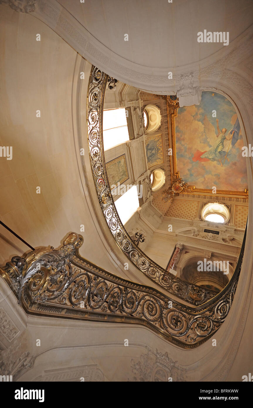 Vue grand angle du grand escalier en fer forgé et fresque au plafond dans le musee de Conde Chateau de Chantilly France Banque D'Images Vue grand angle du grand escalier en fer forgé et fresque au plafond dans le musee de Conde Chateau de Chantilly France Banque D'Images