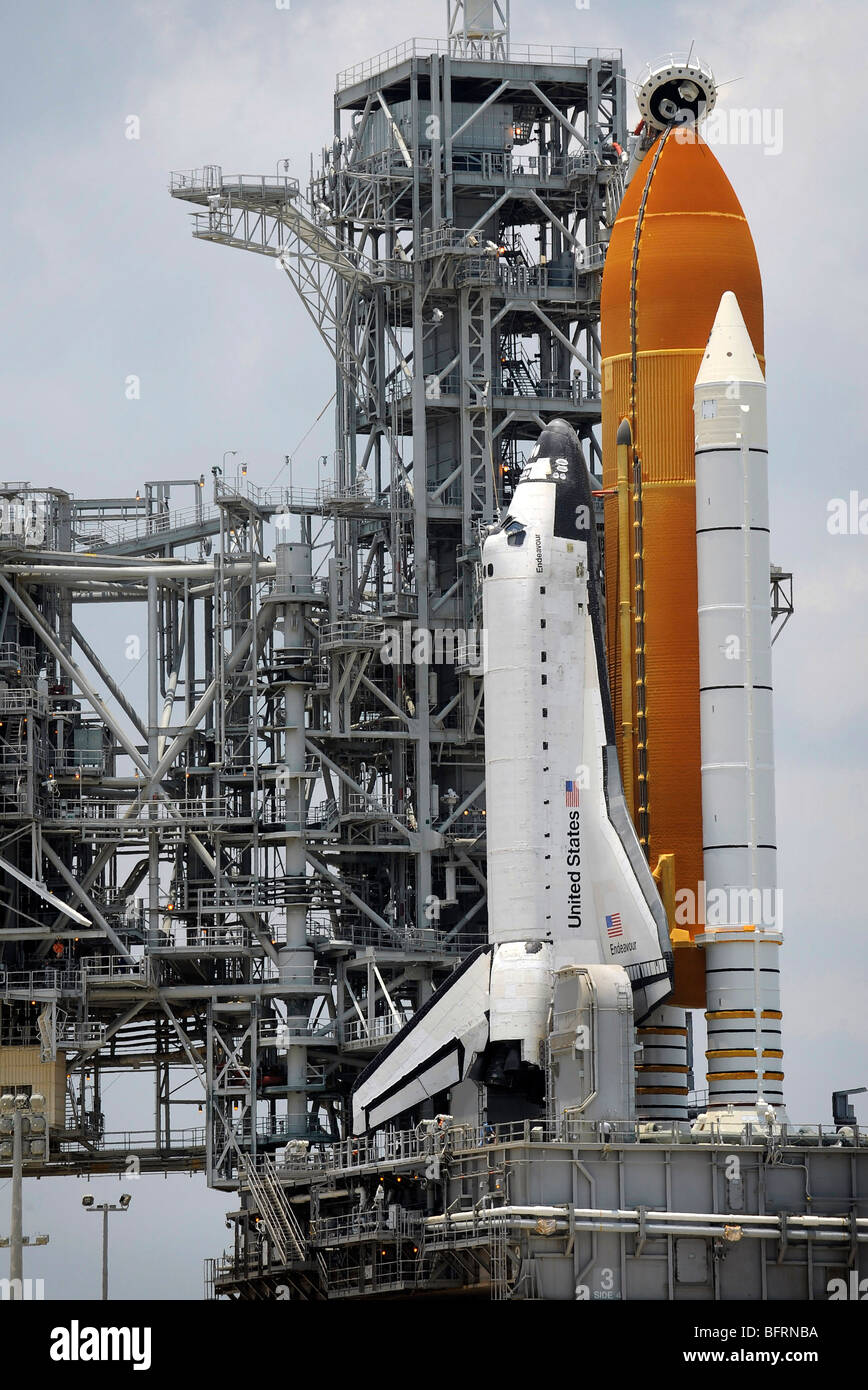 12 juin 2009 - La navette spatiale Endeavour est en place à l'aire de lancement 39A au Centre spatial Kennedy à Cape Canaveral, en Floride. Banque D'Images