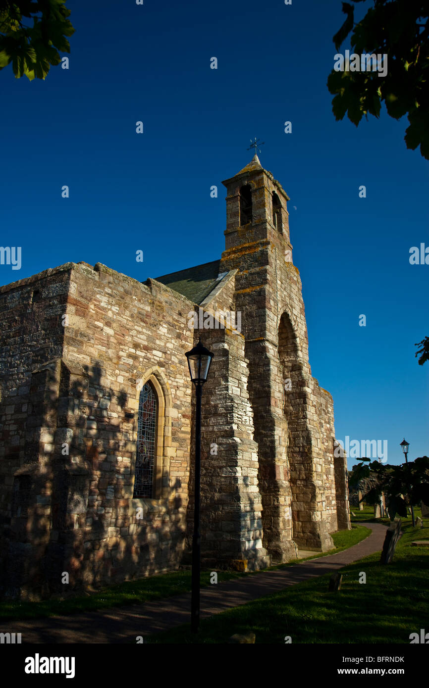 Belle église sainte dans un ciel bleu d'été entouré d'arbres et le chemin d'accès jusqu'à la grave yard. Banque D'Images