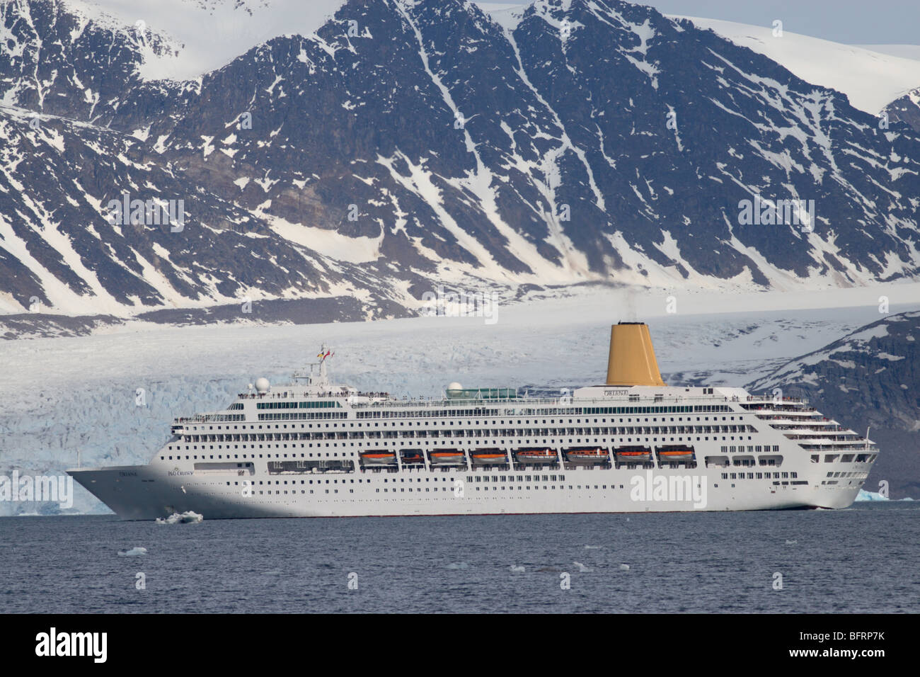 Bateau de croisière naviguant dans des environnement dans l'Arctique des Svabard pelago Banque D'Images