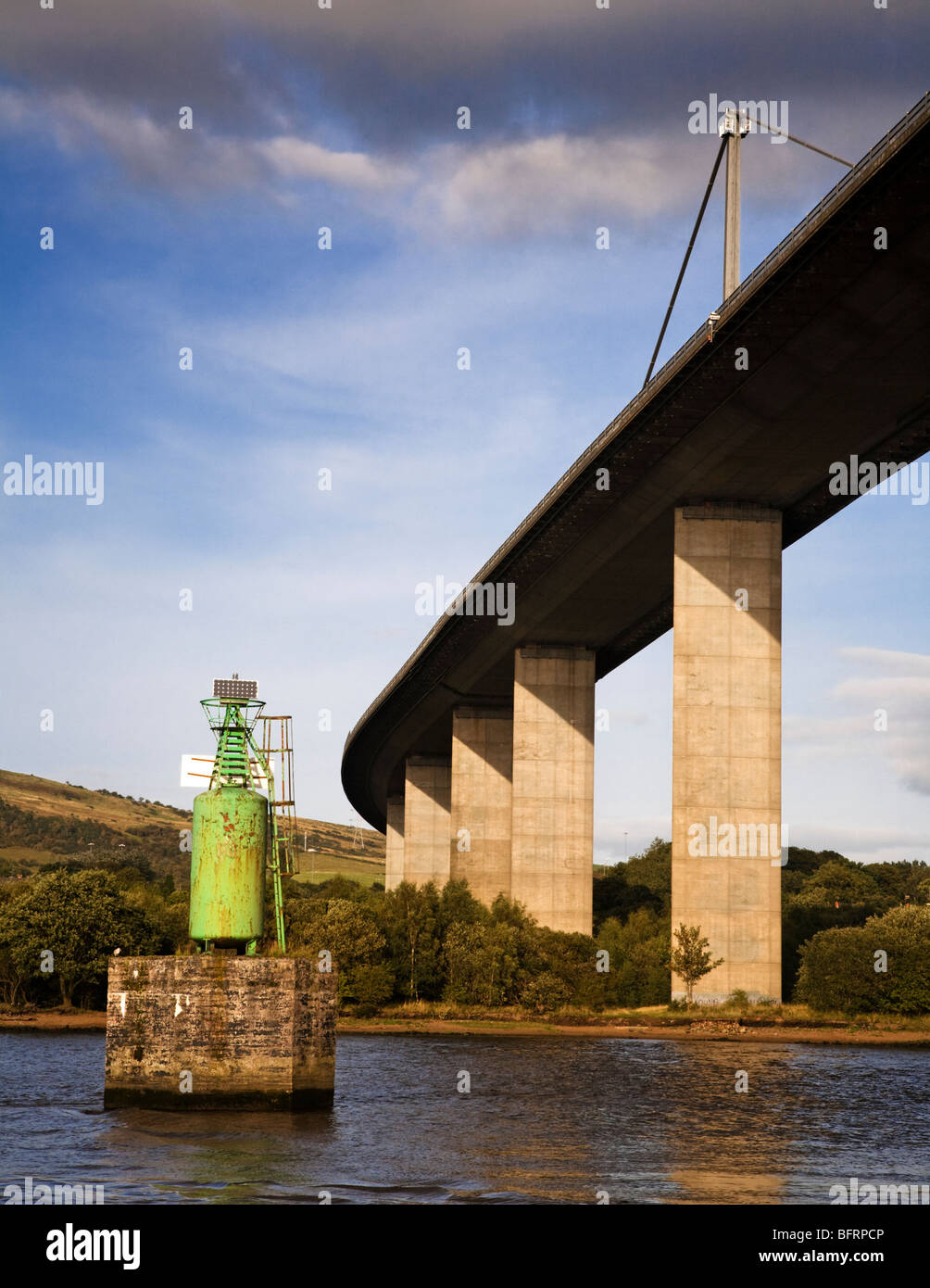 L'Erskine Bridge, le plus loin vers l'aval de tous les ponts qui enjambent la rivière Clyde, en Écosse. Banque D'Images