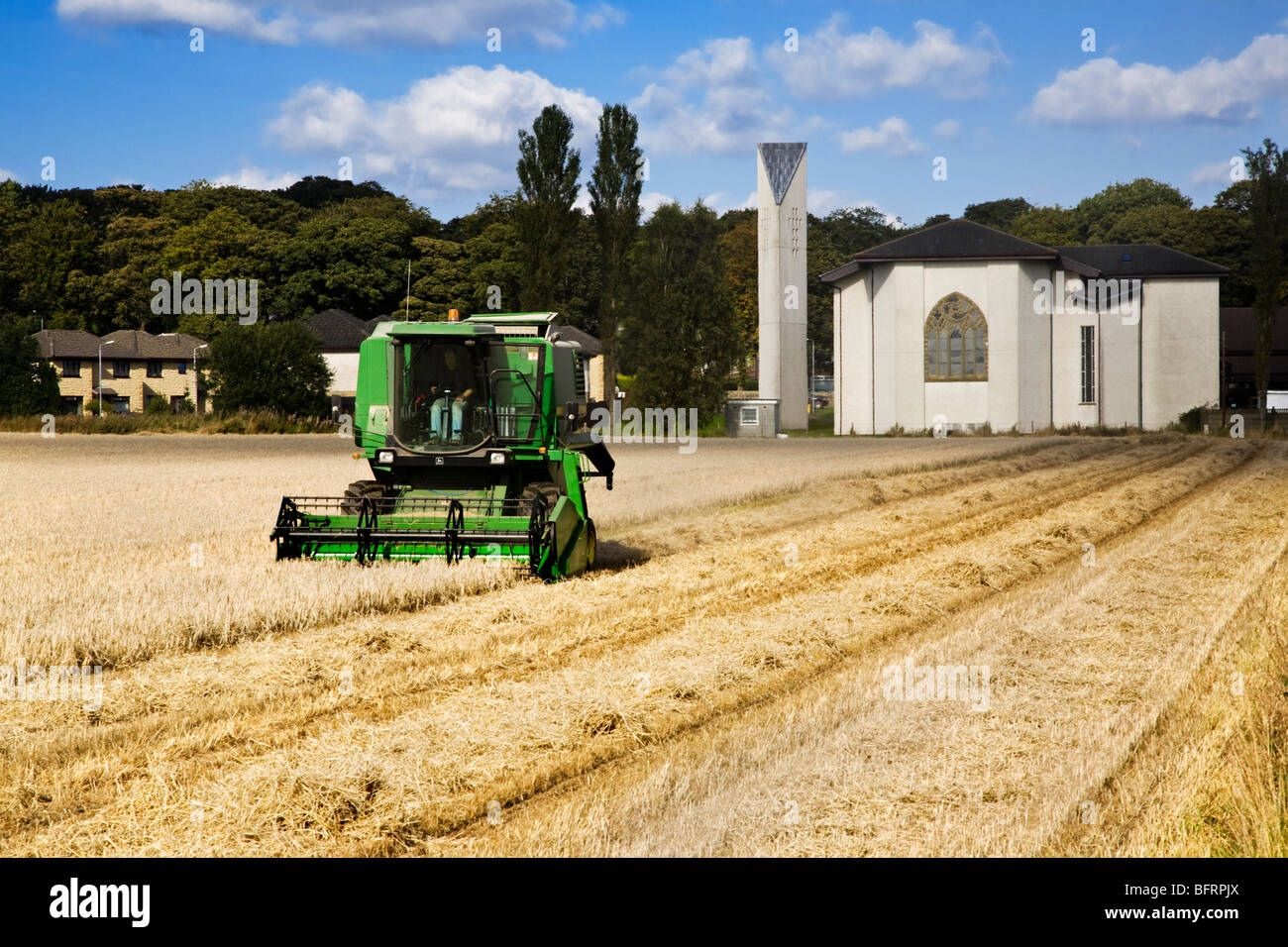 Moissonneuse-batteuse John Deere Harvester couper un champ de blé mûr, Inchinnan, en Écosse. Banque D'Images