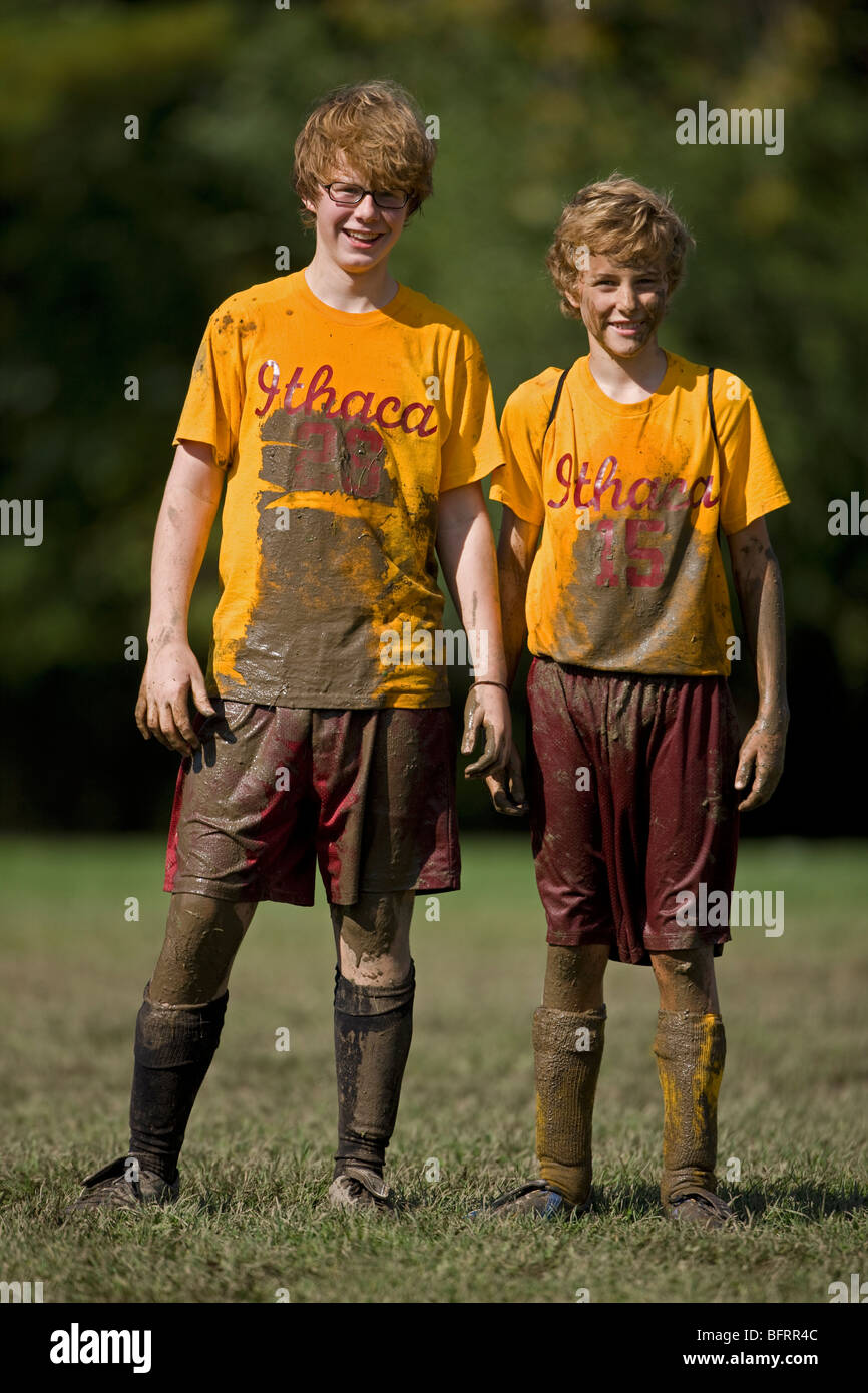 Les jeunes joueurs de football sur terrain boueux - - New York - USA Banque D'Images