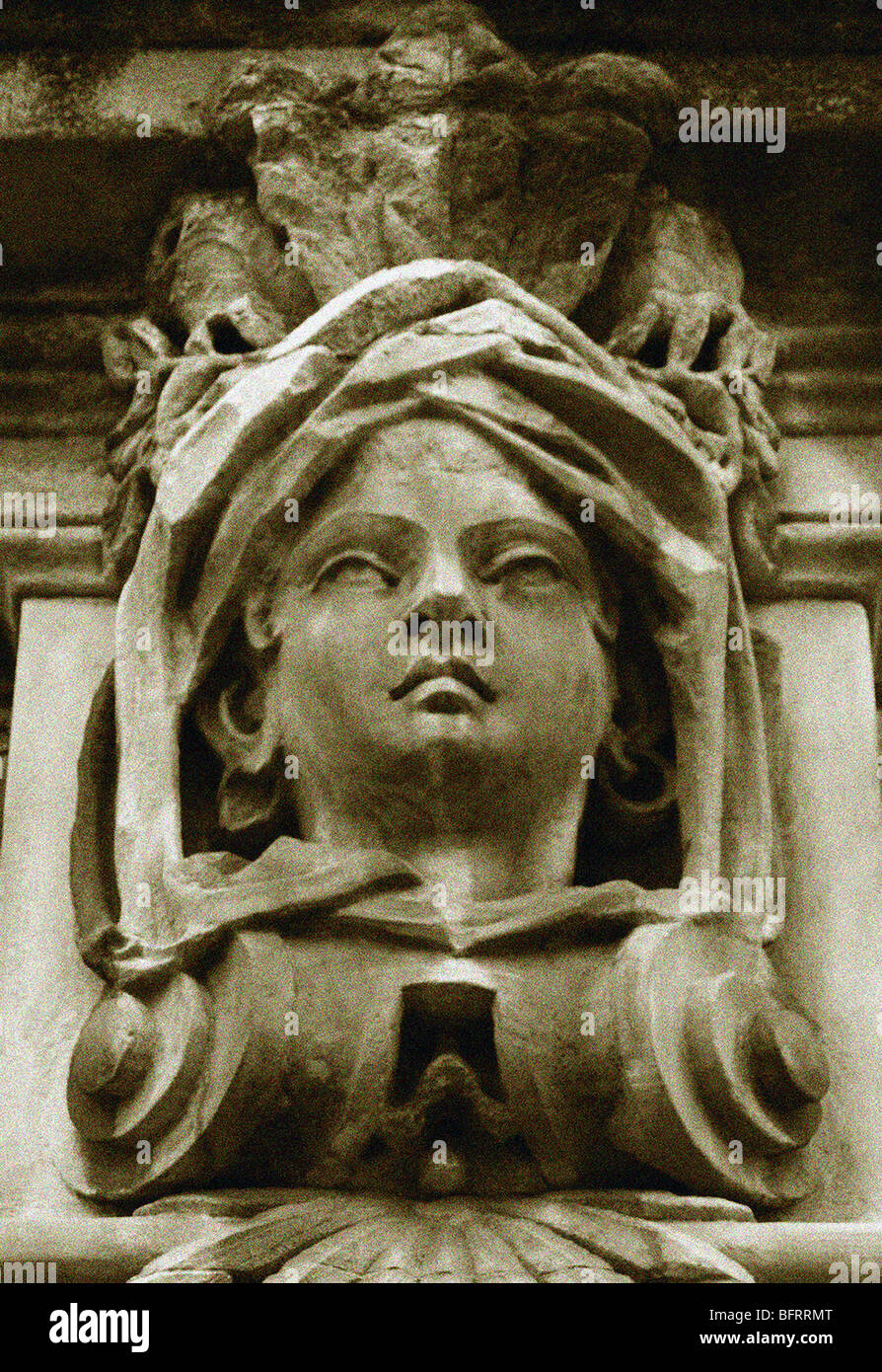 Tête de la sculpture en pierre représentant une femme Océanie situé au-dessus de l'entrée à l'hôtel Belfast Masmoulin. Banque D'Images