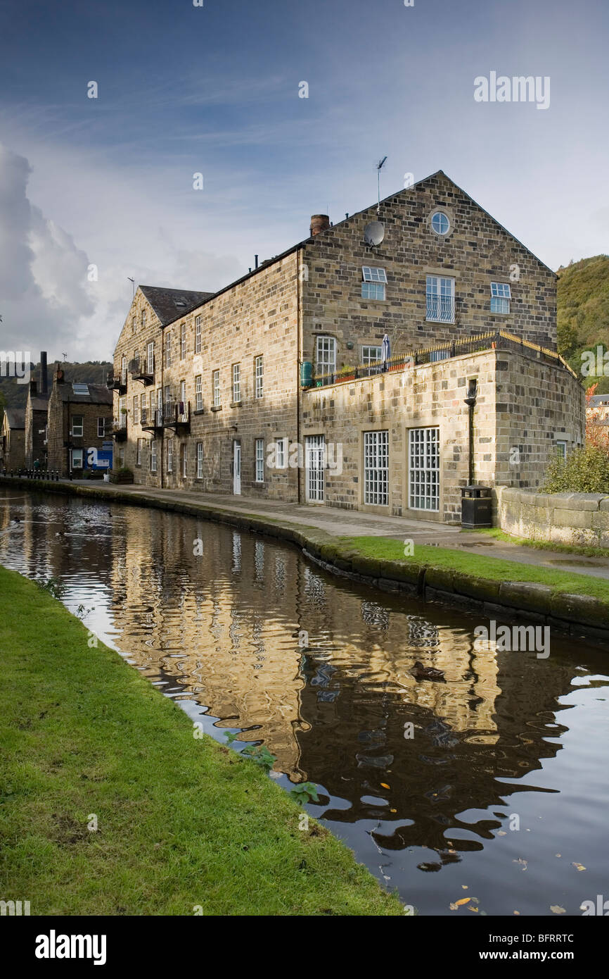 Moulin rénové, appartements, appartements à côté du chemin de halage du canal de Rochdale à Hebden Bridge, Calderdale, West Yorkshire, Royaume-Uni Banque D'Images
