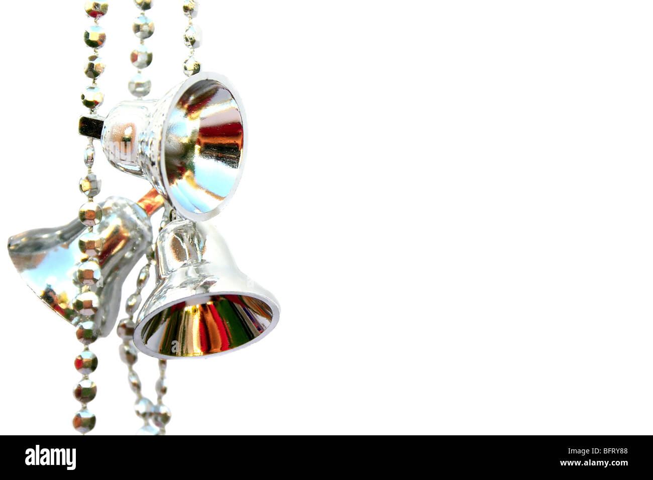 Des cloches d'argent de Noël isolé sur fond blanc. Banque D'Images