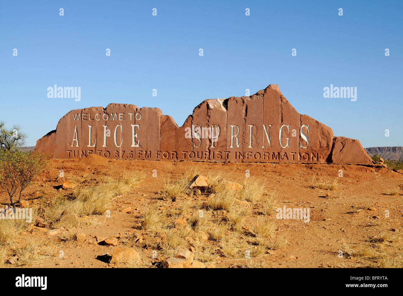 Un 'Welcome Alice Springs' signe de route sur la Stuart Highway dans le Territoire du Nord. L'Australie. Banque D'Images