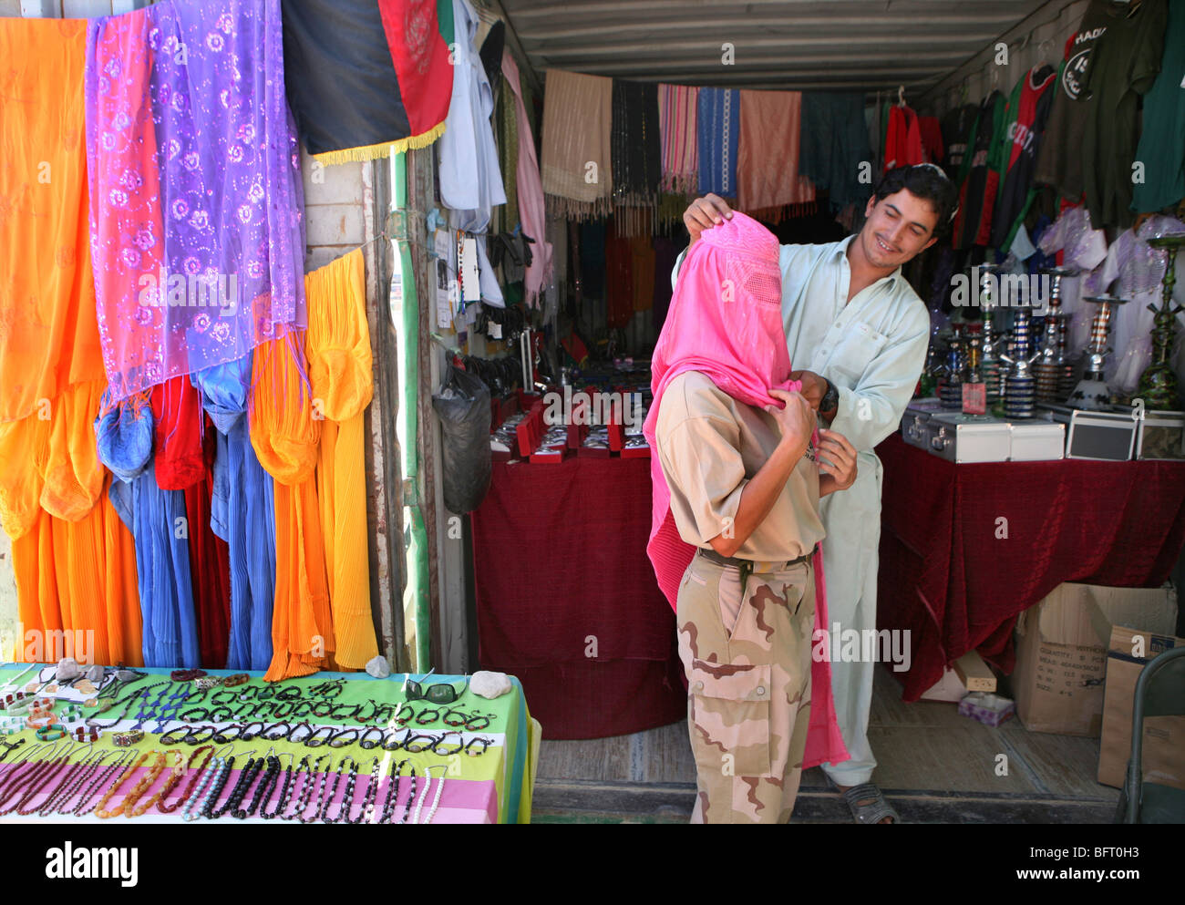 Femme Soldat néerlandais tente sur une burka dans l'Uruzgan une rose Banque D'Images