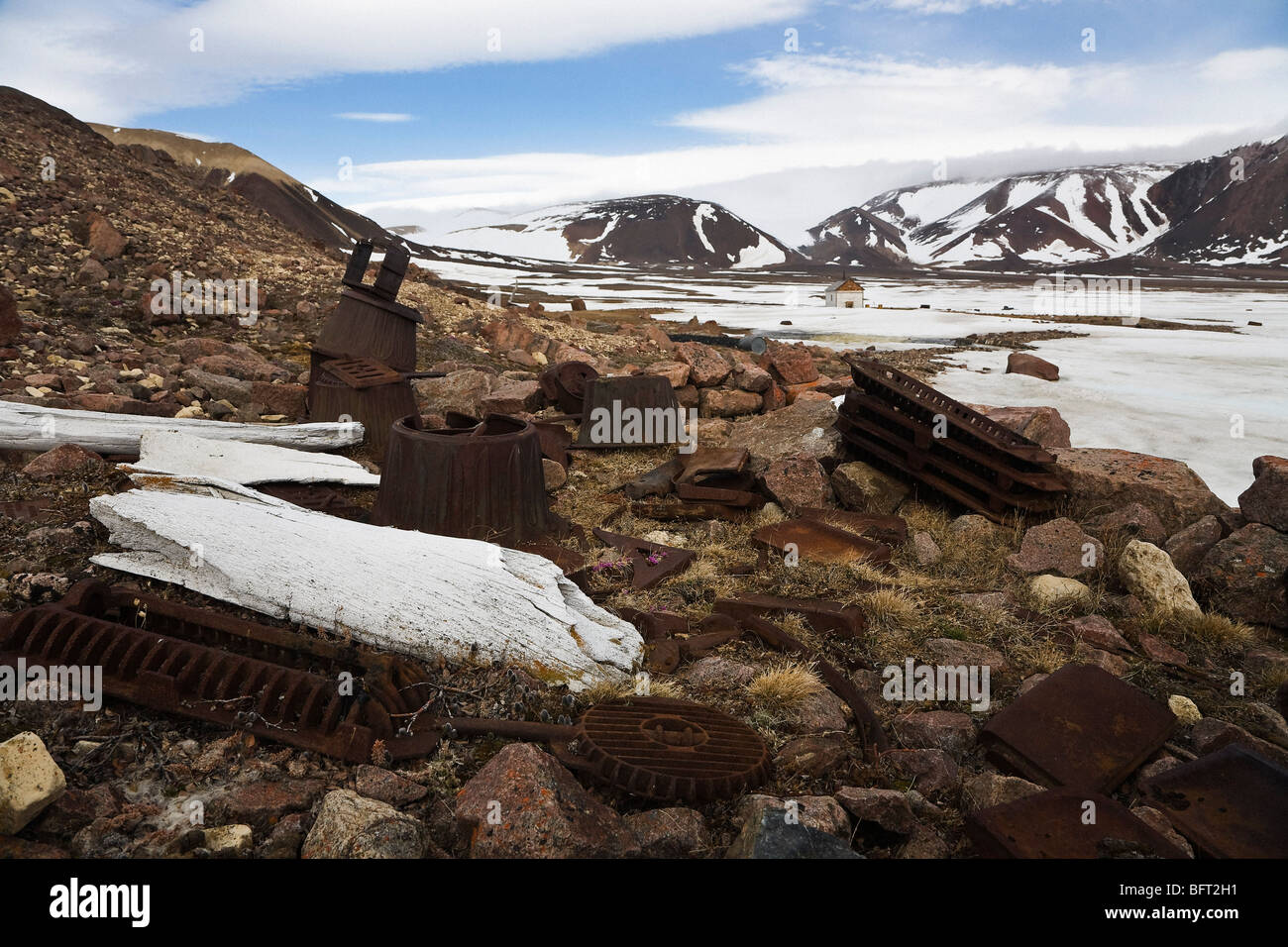 Objets et d'ossements de baleines à l'extérieur d'un abandon de poste de la GRC, Craig Harbour, Nunavut, Canada Banque D'Images