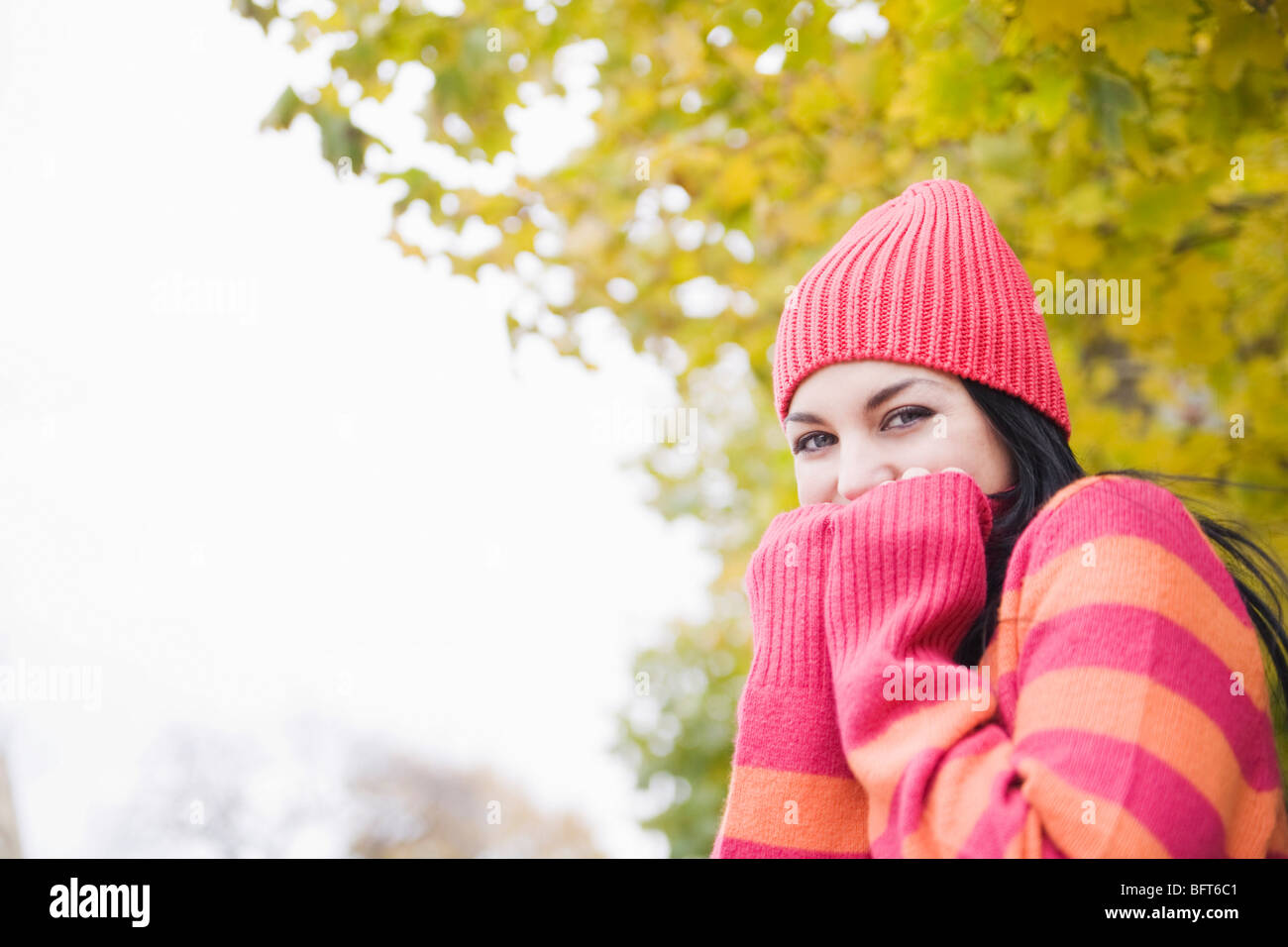 Woman Outdoors in autumn Banque D'Images