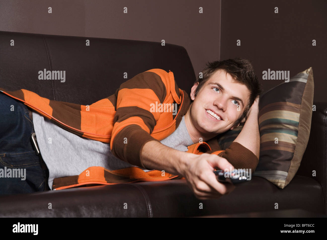 Man Watching Television Banque D'Images