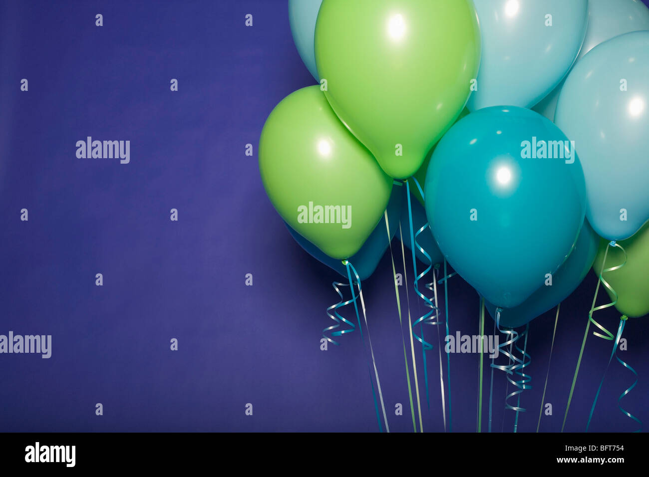 Ballons sur un fond bleu Banque D'Images