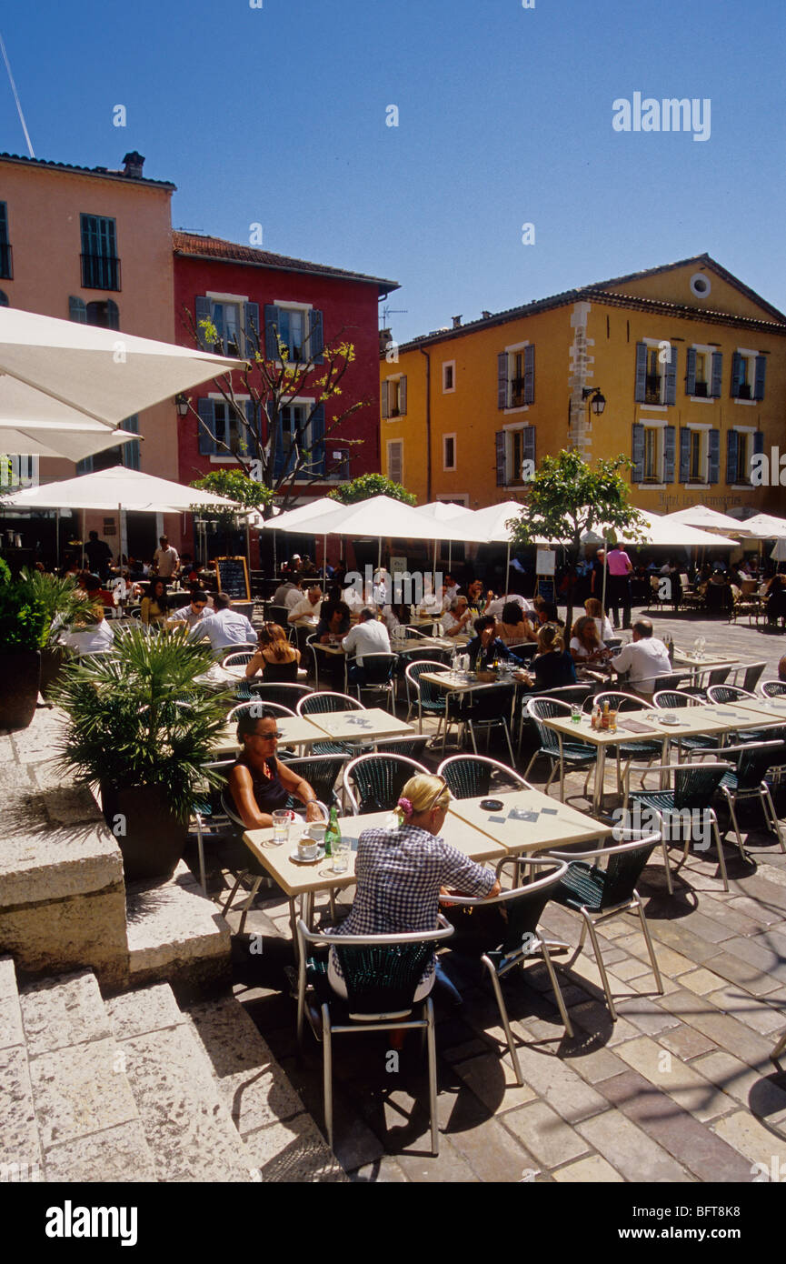 Le restaurant et café en plein air dans le village de Valbonne à proximité de Cannes Banque D'Images