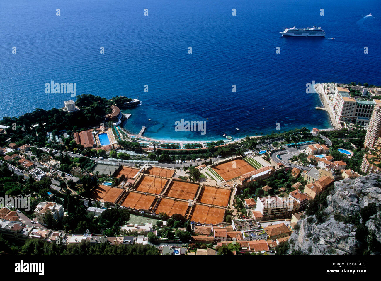 Hôtel Monte Carlo Bay Resort et le Tennis Country Club de Monaco Photo  Stock - Alamy