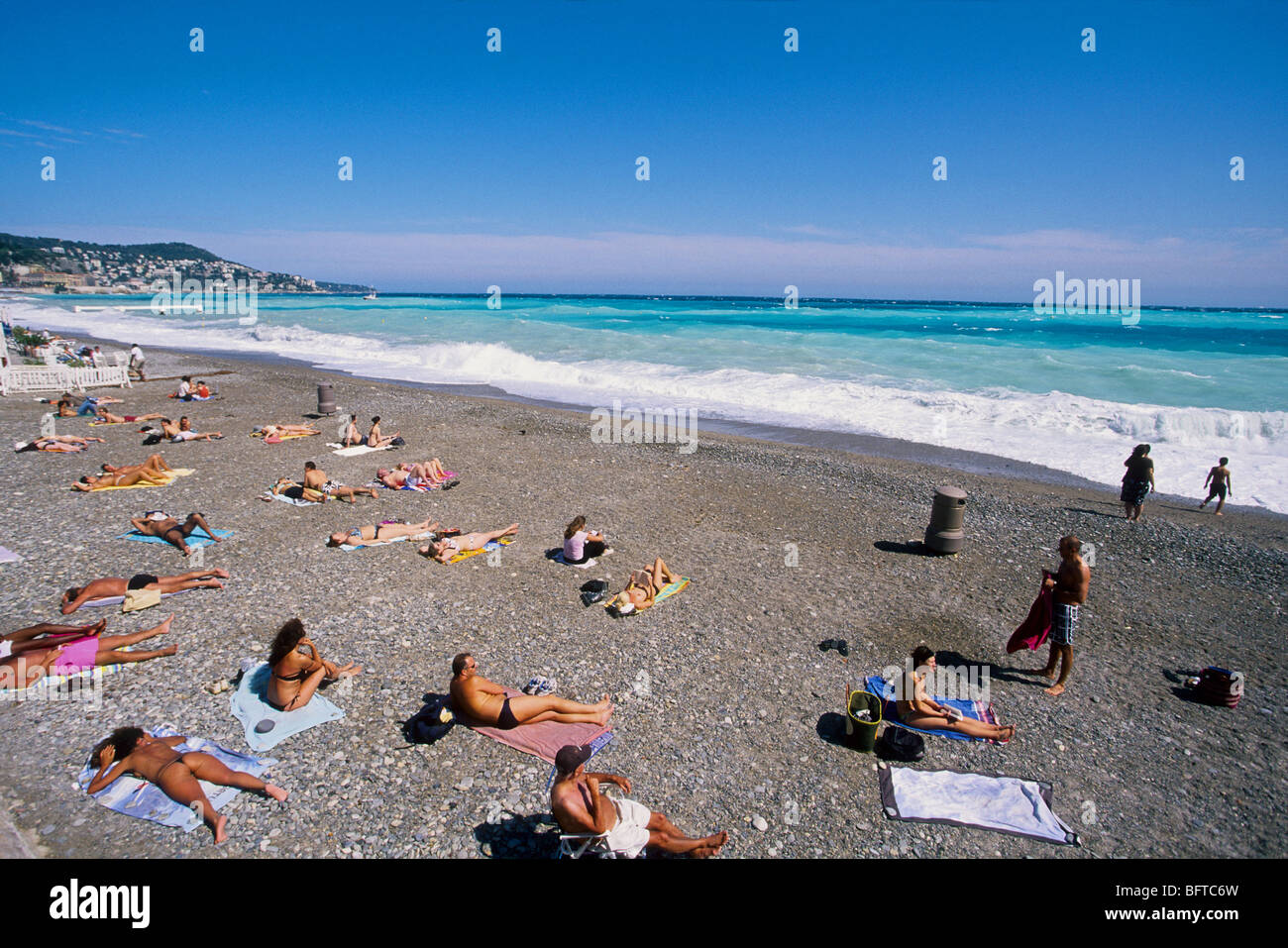 Les gens se détendre sur la plage de Nice Banque D'Images
